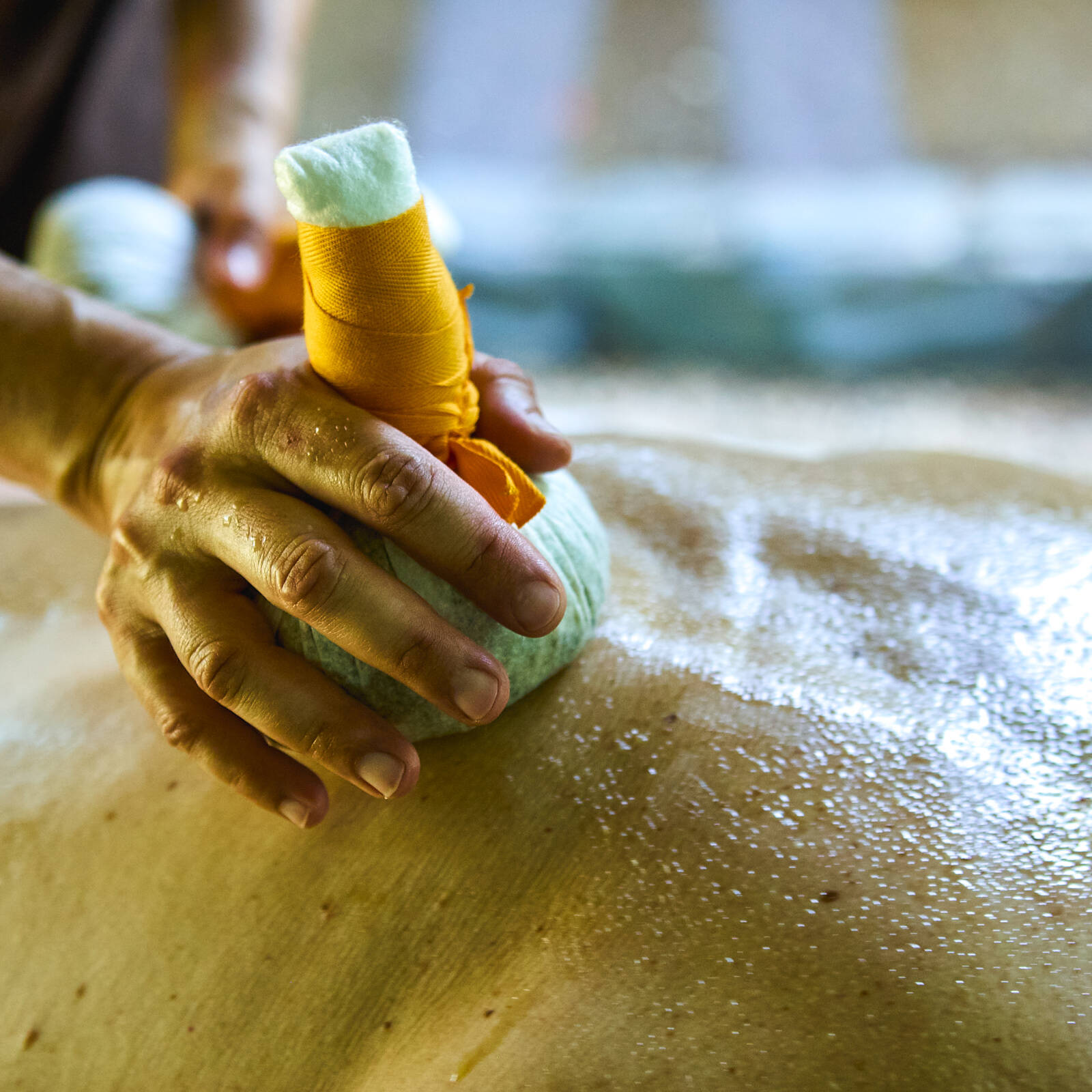 ritual de bienestar con aceites esenciales en casa