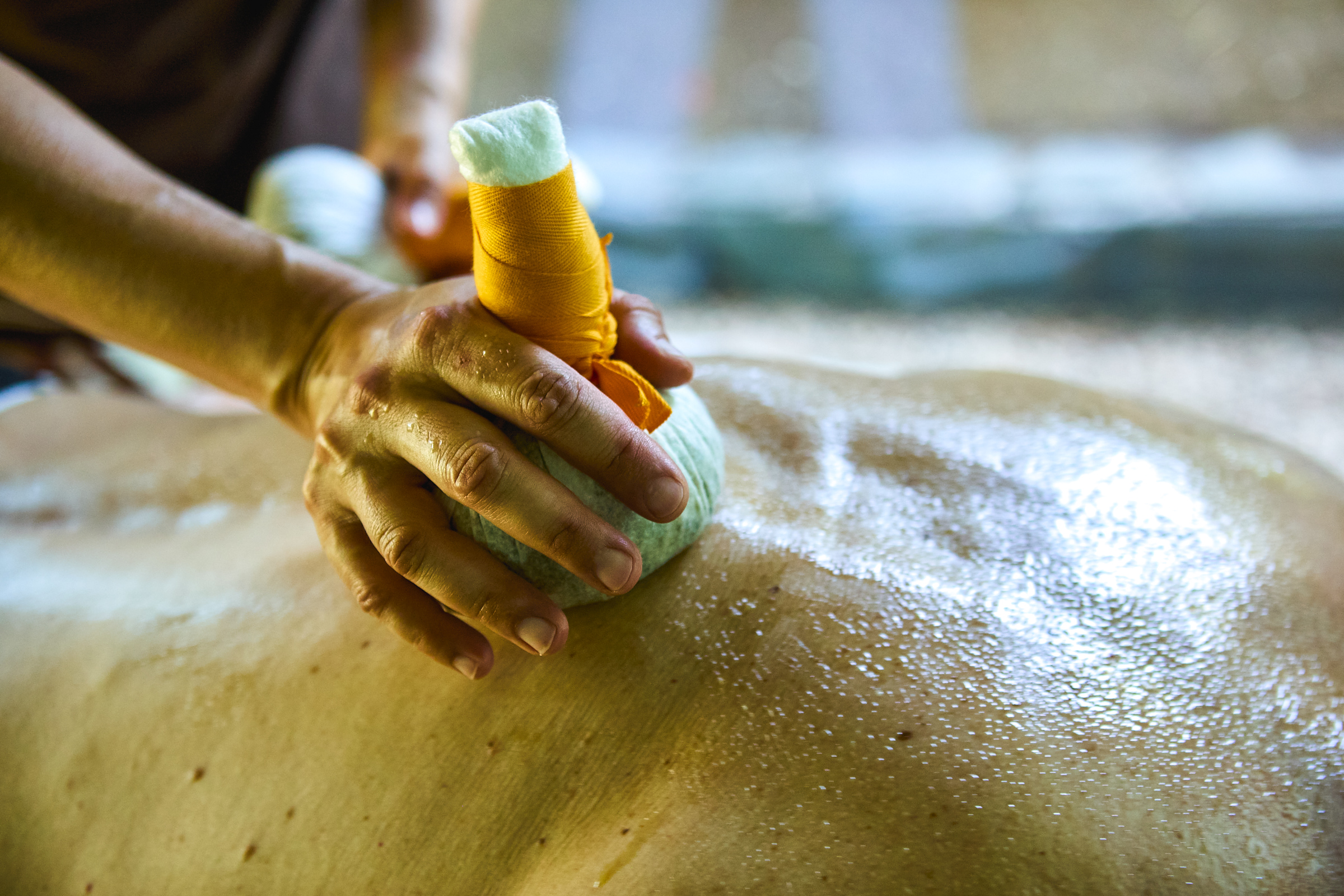 ritual de bienestar con aceites esenciales en casa